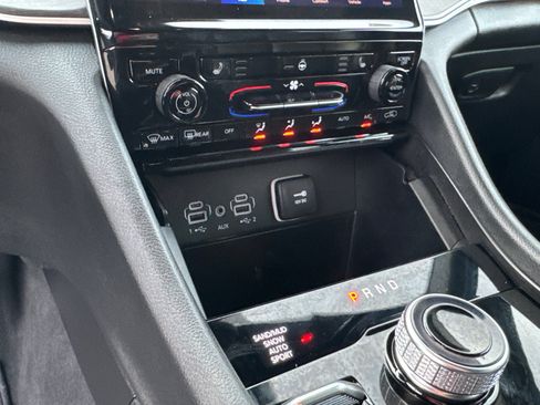 Used 2024 Jeep Grand Cherokee L Limited image 14