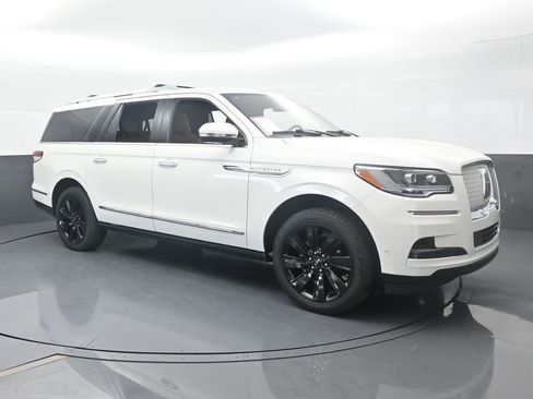 Used 2023 Lincoln Navigator L Reserve w/ Monochromatic Package image 8