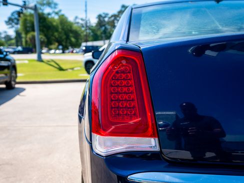 Used 2017 Chrysler 300 C RWD image 16