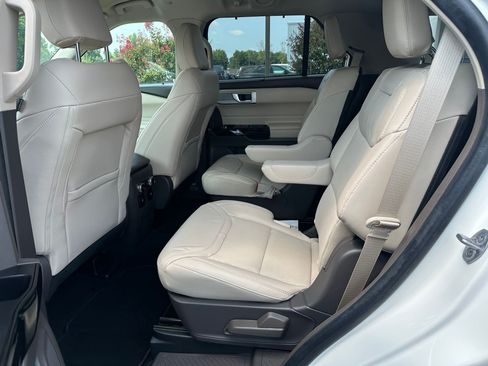 Used 2023 Ford Explorer Platinum AWD/4WD image 17