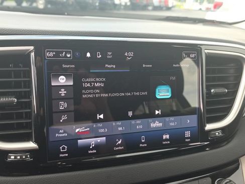 Used 2023 Chrysler Pacifica Touring-L FWD image 12