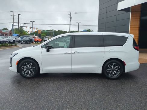New 2027 Chrysler Pacifica Limited FWD image 7