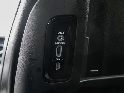 Used 2023 Chrysler Pacifica Limited w/ Uconnect Theater Family Group FWD image 32