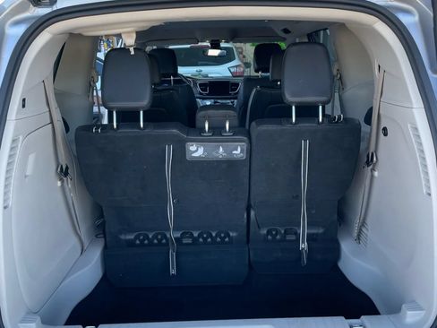 Used 2017 Chrysler Pacifica Touring-L FWD image 18