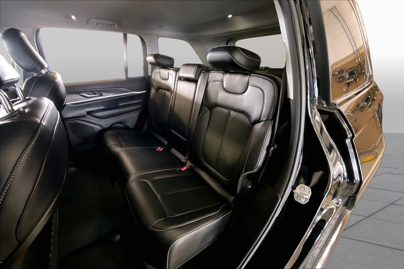 Used 2023 Jeep Grand Cherokee Limited RWD image 18