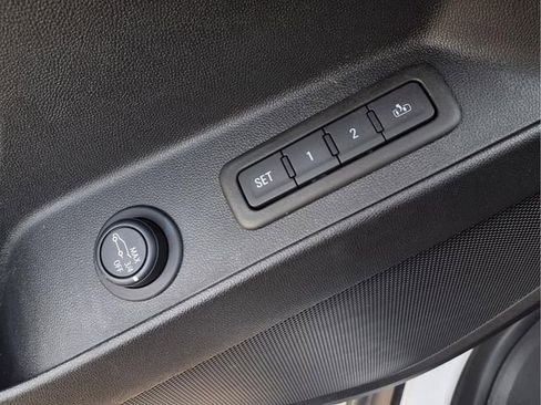 Used 2023 Chevrolet Equinox Premier image 19