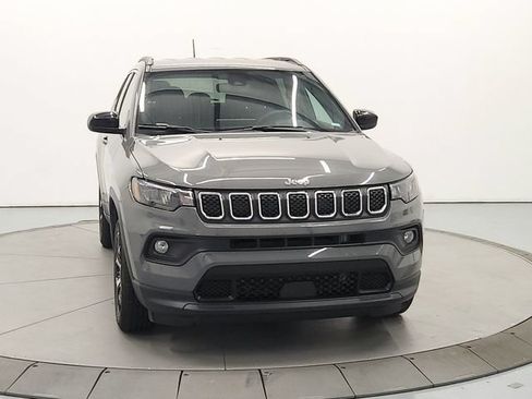Used 2024 Jeep Compass Latitude AWD/4WD image 3