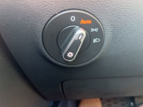 New 2025 Volkswagen Taos SE image 18