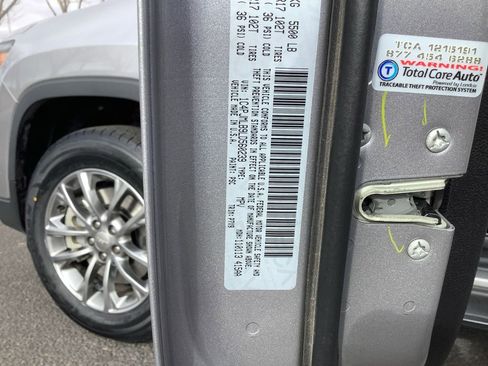 Used 2020 Jeep Cherokee Latitude Plus w/ Comfort/Convenience Group image 20