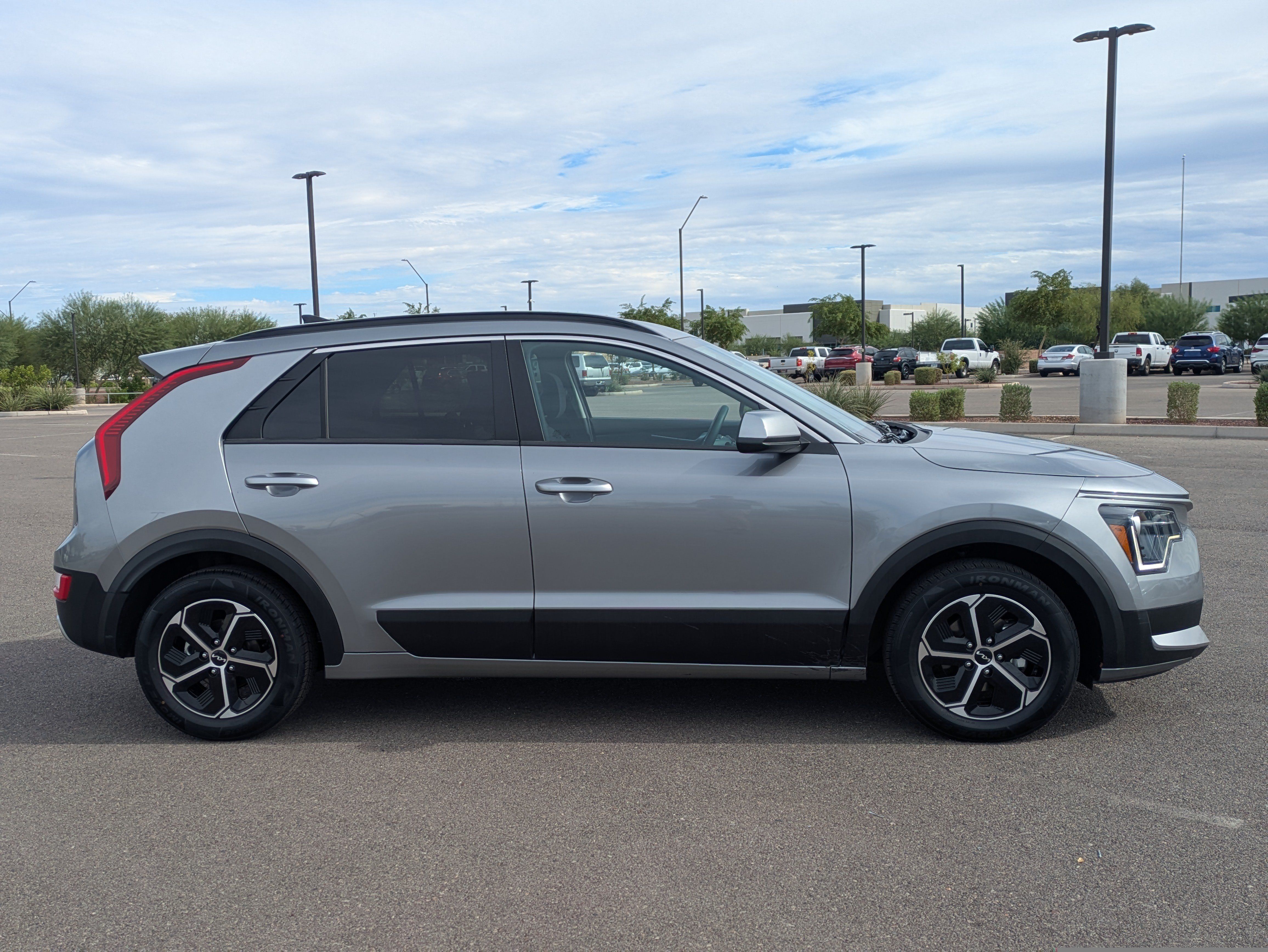 Certified 2025 Kia Niro LX FWD image 6