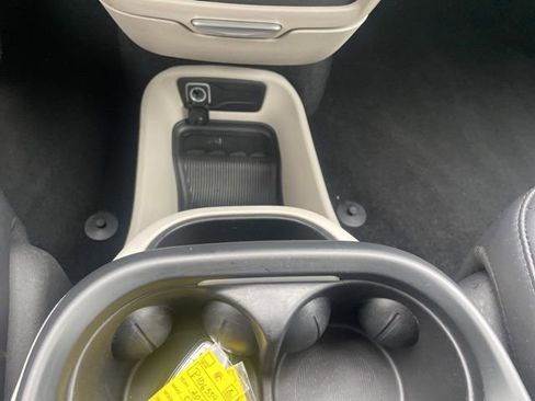 Used 2024 Chrysler Pacifica Touring-L FWD image 31