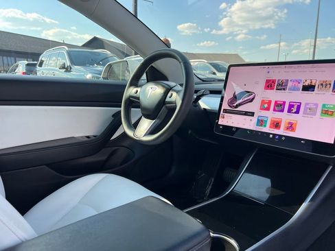 Used 2019 Tesla Model 3 Standard Range Plus image 24