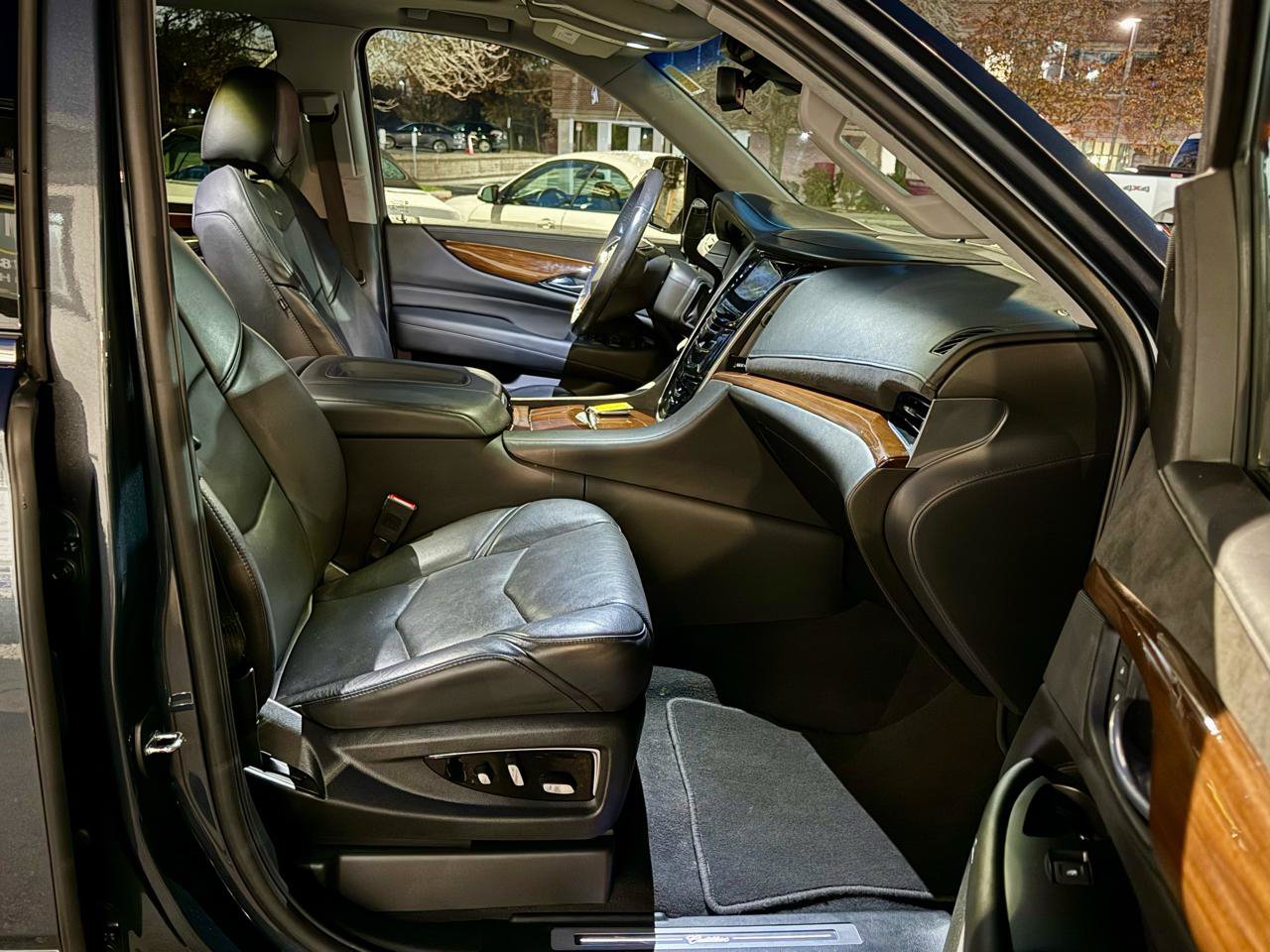 Used 2020 Cadillac Escalade Luxury AWD/4WD image 25
