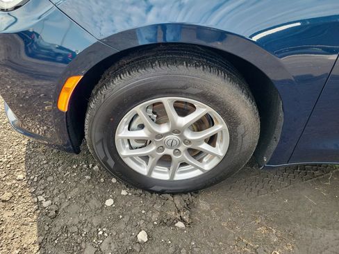 Used 2025 Chrysler Pacifica Select FWD image 7