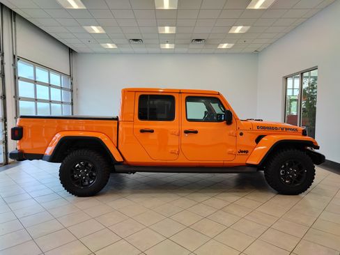 Used 2025 Jeep Gladiator Sport AWD/4WD image 2