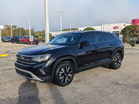 Certified 2022 Volkswagen Atlas Cross Sport SE image 2