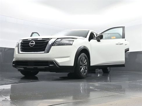 Used 2024 Nissan Pathfinder S image 33