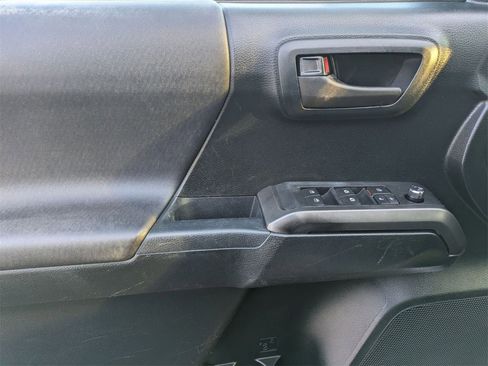 Used 2017 Toyota Tacoma TRD Sport image 10