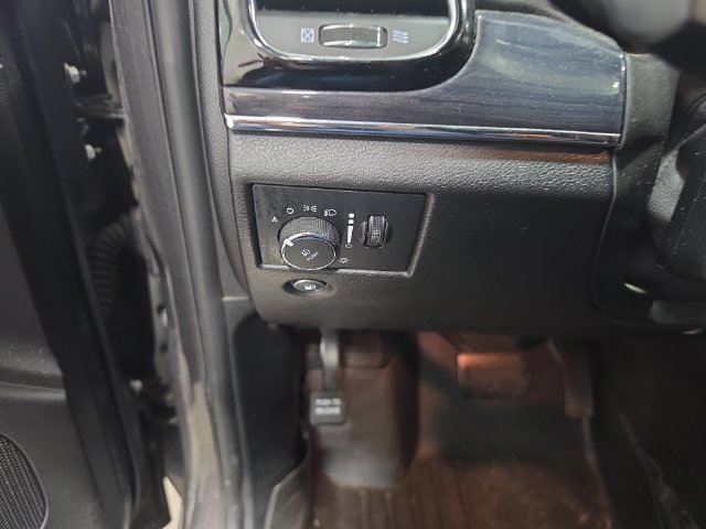 Used 2020 Jeep Grand Cherokee Overland AWD/4WD image 15