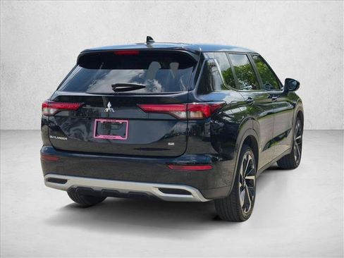 Used 2023 Mitsubishi Outlander SE Black Edition FWD image 5