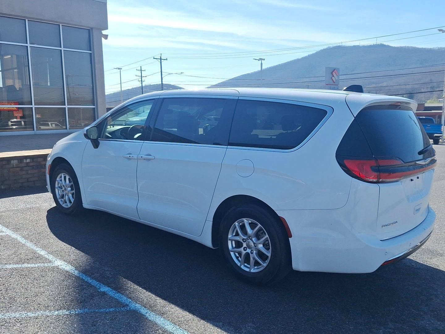 Used 2023 Chrysler Pacifica Touring-L FWD image 5