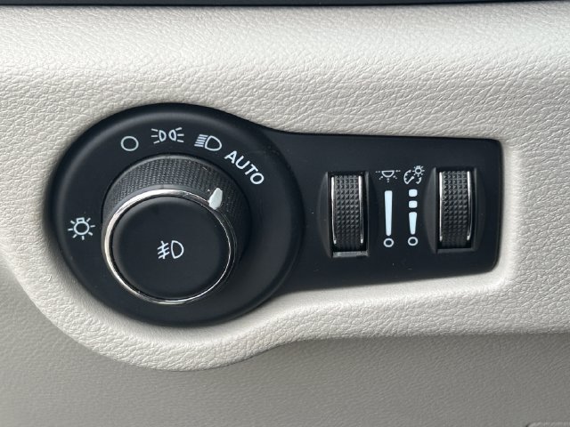 Used 2023 Chrysler Pacifica Touring-L FWD image 23