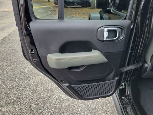 Used 2024 Jeep Gladiator Mojave w/ Safety Group image 26