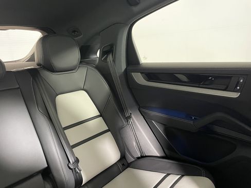 New 2026 Porsche Cayenne Coupe AWD/4WD image 17