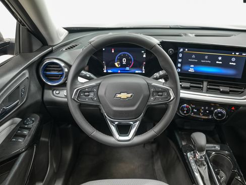 Used 2024 Chevrolet Trax LT w/ Sunroof Package FWD image 16