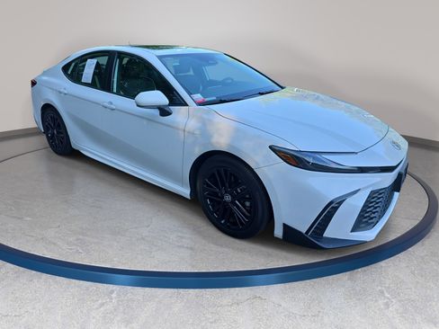 Used 2025 Toyota Camry SE w/ Convenience Package FWD image 3