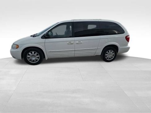 Used 2003 Chrysler Town & Country Limited image 9