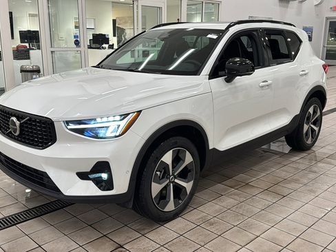 Used 2026 Volvo XC40 B4 Plus w/ Climate Package image 9