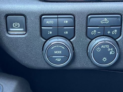 Used 2022 Chevrolet Silverado 1500 LT AWD/4WD image 35