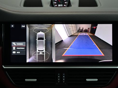 Used 2019 Porsche Cayenne Turbo w/ Sportdesign Package image 30