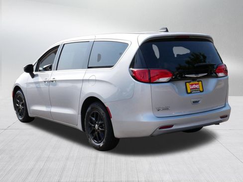 Used 2023 Chrysler Voyager LX FWD image 5