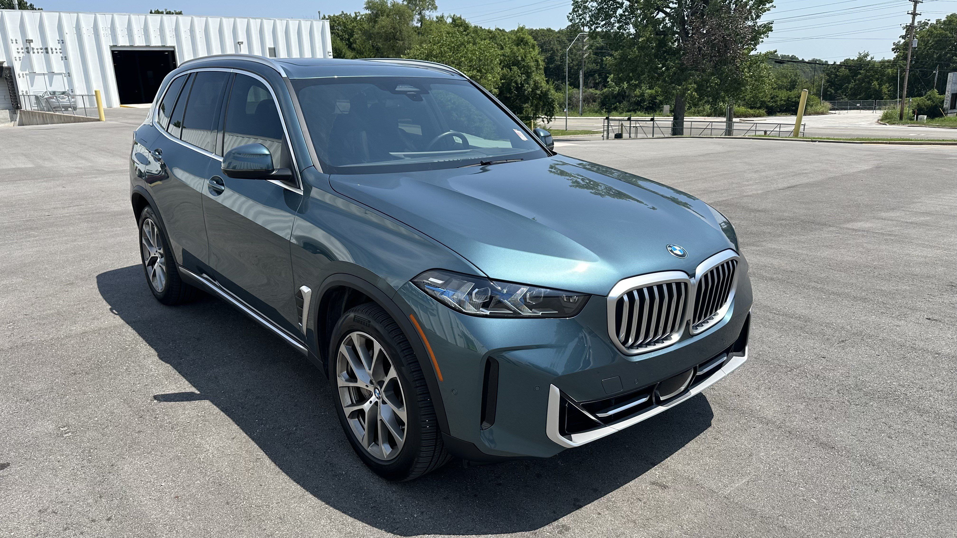 Certified 2024 BMW X5 xDrive40i w/ Premium Package AWD/4WD image 2