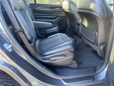 Used 2023 Jeep Grand Cherokee L Laredo image 27