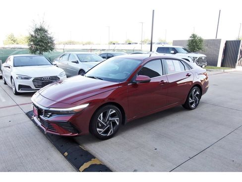 Certified 2025 Hyundai Elantra Limited FWD image 4