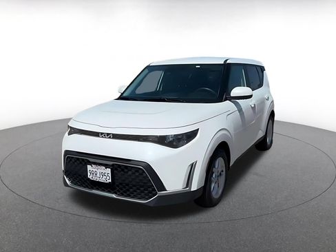 Used 2025 Kia Soul LX w/ LX Technology Package FWD image 6