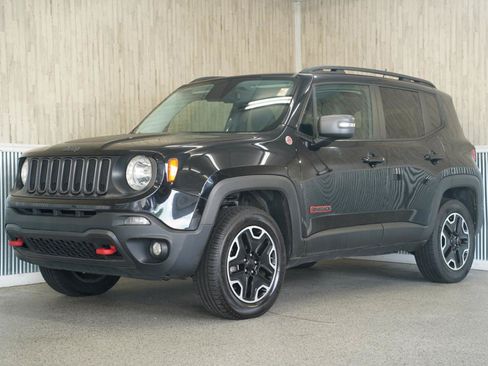 Used 2017 Jeep Renegade Trailhawk w/ Premium Trailhawk Package AWD/4WD image 4