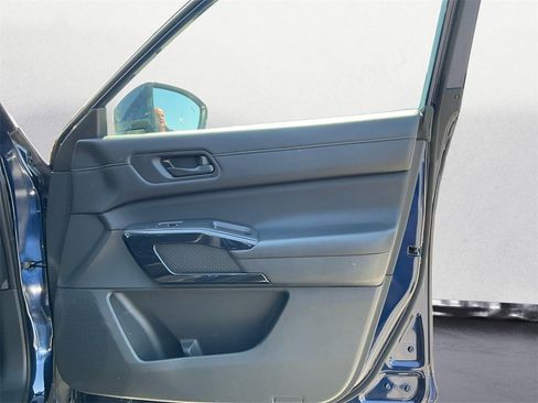 Used 2024 Nissan Pathfinder SV image 12