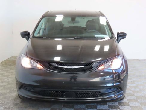 Used 2022 Chrysler Voyager LX image 2