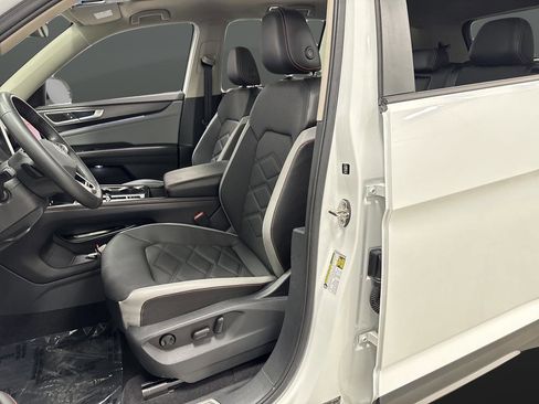 Used 2024 Volkswagen Atlas Peak Edition SE image 4