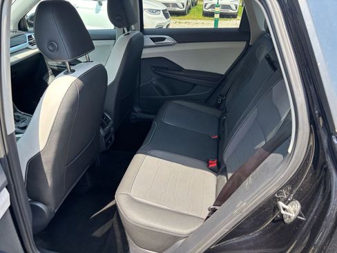 Used 2025 Volkswagen Taos SE image 27