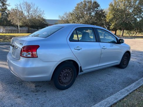 Used 2009 Toyota Yaris Base image 5