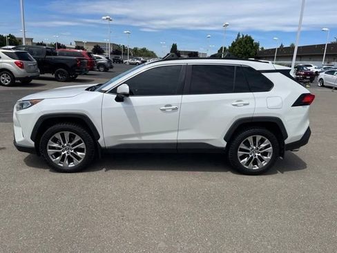 Used 2021 Toyota RAV4 XLE Premium FWD image 8