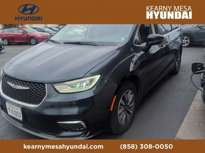 Used 2024 Chrysler Pacifica Select