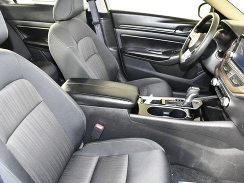 Used 2024 Nissan Altima 2.5 SV FWD image 41