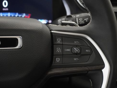 Used 2025 Jeep Grand Cherokee Limited AWD/4WD image 41