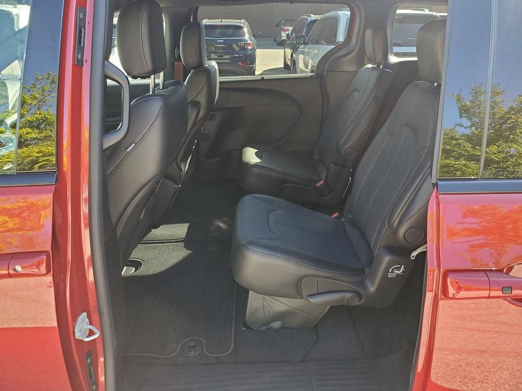 New 2027 Chrysler Pacifica Select AWD/4WD image 7